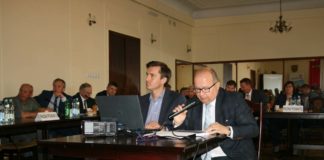 O drogach i przewozach publicznych… Sesja Rady Powiatu Miechowskiego dyr. ZDP w Miechowie Roman Suchoń (z prawej)