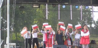 Święto Flagi artystycznie uczczone przez uczniów z Książa Wielkiego