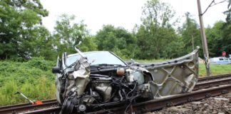 O włos od tragedii… Zderzenie pociągu z samochodem osobowym niedaleko Miechowa Wypadek na przejeździe kolejowym w Przesławicach