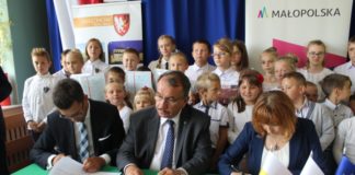 Umowa na dotację na budowę sali gimnastycznej i rozbudowę szkoły w Pojalowicach podpisana Podpisanie umowy na budowę sali gimnastycznej i rozbudowę Szkoły Podstawowej w Pojalowicach