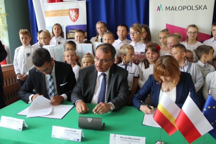 Podpisanie umowy na budowę sali gimnastycznej i rozbudowę Szkoły Podstawowej w Pojalowicach