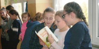 Przyłapani na czytaniu w szkole w Książu Małym