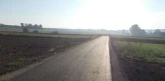 Asfaltowa droga do pól w Sławicach Szlacheckich