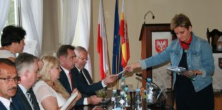 Zdawalność matur i egzaminów zawodowych jednym z tematów sesji powiatowej