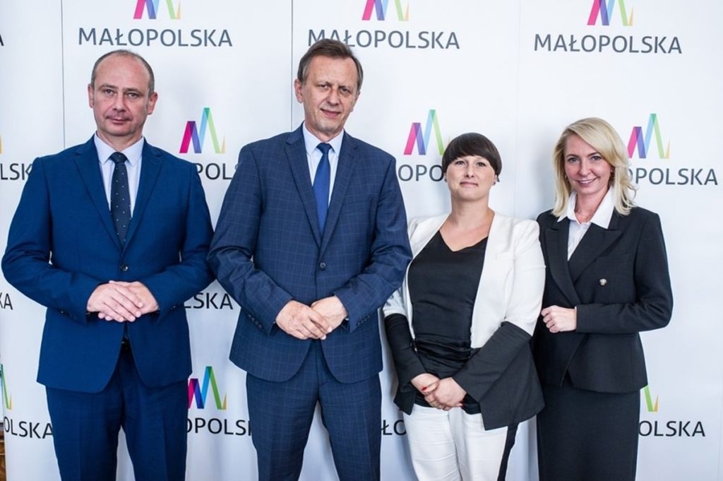 Marszałek Jacek Krupa (w środku): „Kiedy ponad rok temu uruchomiliśmy Małopolską Nianię, po raz kolejny udowodniliśmy, że w Małopolsce mamy odwagę testować zupełnie nowatorskie rozwiązania”