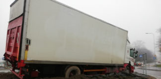 Rondo nowej obwodnicy znów uszkodzone. Nieostrożność kierowców, czy błąd wykonawcy? TIR uszkodził rondo przed Miechowem (29.10.2018) - fot. MIECHOWSKI.PL