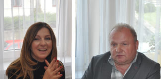 Kampania wyborcza ze Szkołą Podstawową w Janowicach w tle