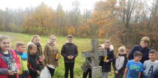 Uczniowie SP Książ Mały pamiętają o tych którzy odeszli, o tych którzy walczyli o wolną Polskę