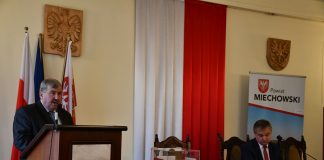 Zaskakujące „rozdanie” w nowej Radzie Powiatu Miechowskiego od lewej: nowy starosta Powiatu Miechowskiego - Jacek Kobyłka oraz nowy Przewodniczący Rady Powiatu - Krzysztof Świerczek