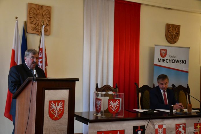 od lewej: nowy starosta Powiatu Miechowskiego - Jacek Kobyłka oraz nowy Przewodniczący Rady Powiatu - Krzysztof Świerczek