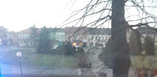 Młody kierowca Hondy „wylądował” na dolnym chodniku miechowskiego Rynku