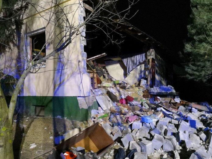Dom w Poradowie po wybuchu butli z gazem - fot. KP PSP Miechów
