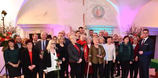 Statuetki Macieja Miechowity w rękach kolejnych laureatów Zdobywcy Statuetek Macieja Miechowity 2019 - fot. K. Capiga