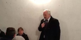 Tylko jeden głos przesądził o wyborze sołtysa w Głogowianach-Wrzosach Nowa sołtys Głogowian-Wrzosów - Urszula Górnik z lewej wójta Marka Szopy