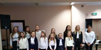 „Śpiewające Struny” wystąpiły na sesji w Charsznicy "Śpiewające Struny" z koncertem dla Rady Gminy Charsznica