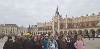 Uczniowie z Antolki oglądali „Kwiat paproci” w Krakowie