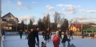 Impreza karnawałowa na miechowskim lodowisku