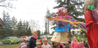 Powitanie wiosny przez uczniów SP w Książu Małym