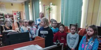 Wycieczka do biblioteki w Książu Wielkim