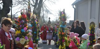 Niedziela Palmowa z udziałem uczniów i KGW z Książa Małego