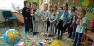 Ekologiczne przedstawienie pierwszoklasistów z Antolki