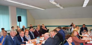 Nowe stawki opłat za odbiór odpadów w Gołczy i nagroda dla wójta