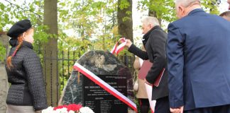 Tablica pamięci ofiar odsłonięta w Kozłowie