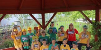 Wspólne czytanie w bibliotecznej altanie w Gołczy