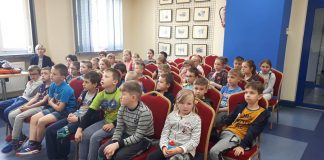 Uczniowie z Książa Wielkiego w miechowskiej bibliotece