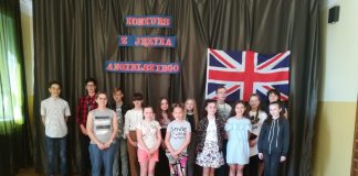 Uczniowie z Antolki recytują po angielsku