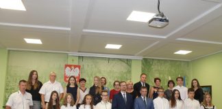 Najlepsi uczniowie nagrodzeni przez burmistrza