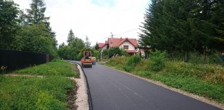 Wykonano pierwszy odcinek trasy pieszo-rowerowej na trasie wąskotorówki