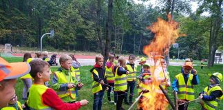 Odblaskowe ognisko uczniów z Antolki