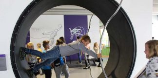 Uczniowie z Gołczy i Szreniawy z seniorami z Mostku w Centrum Nauki Leronardo da Vinci w Chęcinach