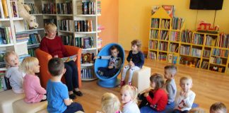 Poczytaj mi babciu, poczytaj mi dziadku – IV spotkanie w bibliotece w Gołczy