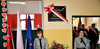 Tablica pamięci AK zawisła w kozłowskiej szkole