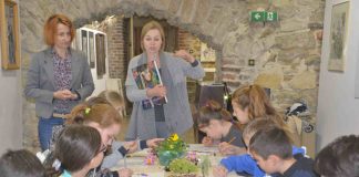 Uczniowie z Książa Małego na warsztatach plastycznych w Galerii u „Jaksy”