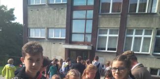 Uczniowie z Książa Małego poznają tajniki życia pszczół