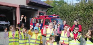 Zajęcia teoretyczne i praktyczne ze strażakami i ratownikami medycznymi uczniów z Antolki