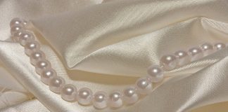 Piękno pereł może cieszyć przez lata. Dowiedz się, jak o nie dbać!