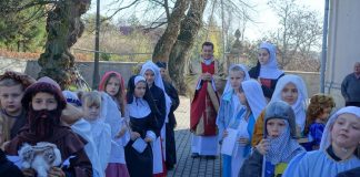 Uczniowie z SP Książ Mały utworzyli orszak świętych