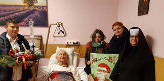 Uczniowie z Dziaduszyc z życzeniami bożonarodzeniowymi w miechowskim hospicjum