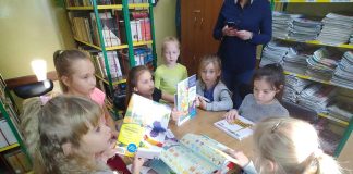 Uczniowie klasy 1 z Książa Wielkiego wspierają akcję „Z dziećmi do bibliotek!”