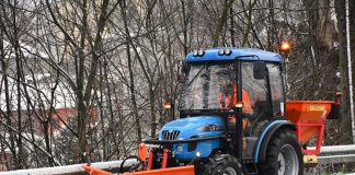 Nowy lekki ciągnik do utrzymania chodników i poboczy powiatowych