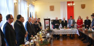 Powiatowi Pszczelarze na „opłatku” w miechowskim Starostwie