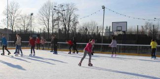 Lekcje wychowania fizycznego na lodowisku w Miechowie