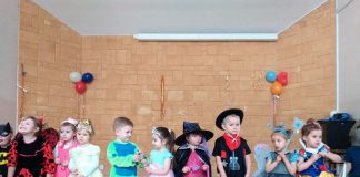 Karnawałowy bal przebierańców przedszkolaków w Książu Wielkim