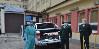 Ozonator od „Cietrzewia” dla Szpitala św. Anny w Miechowie od lewej: lek.Krzysztof Wołkowski - Ordynator Oddziału Chirurgii Szpitala Św.Anny w Miechowie, Jan Wołoch - Prezes Koła Łowieckiego Cietrzew Charsznica, Andrzej Wachacki - członek Koła Łowieckiego Cietrzew Charsznica