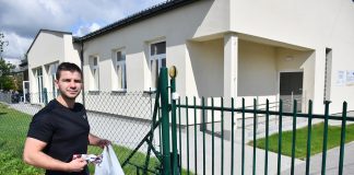 Strażak który zaopatruje w maseczki