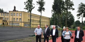 Wiceminister Sportu sprawdził poziom realizacji przebudowy boiska ZS Nr 2